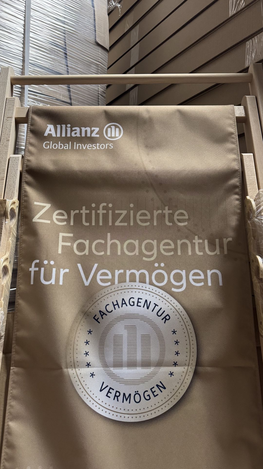 Nahaufnahme des Drucks mit Logo und Siegel