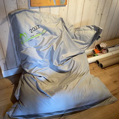 Grauer Sitzsack Atoll XXL mit individuellem Aufdruck