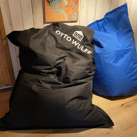 Schwarzer Sitzsack Atoll XXL mit weißem Logodruck