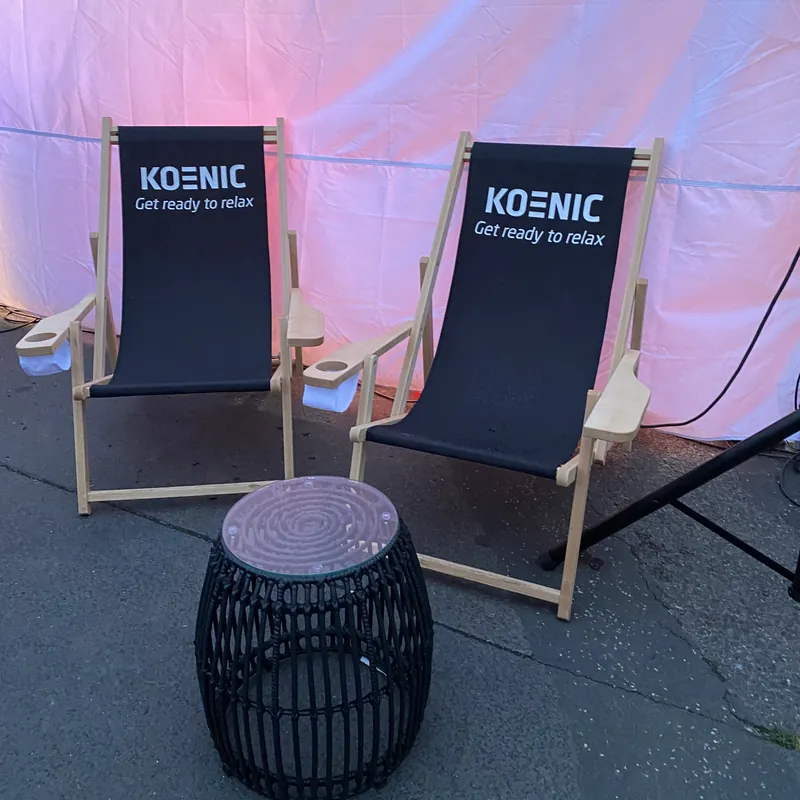 Zwei bedruckte Liegestühle mit Firmenlogo auf einem Event