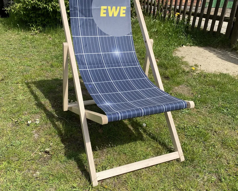Bedruckter Liegestuhl im Garten