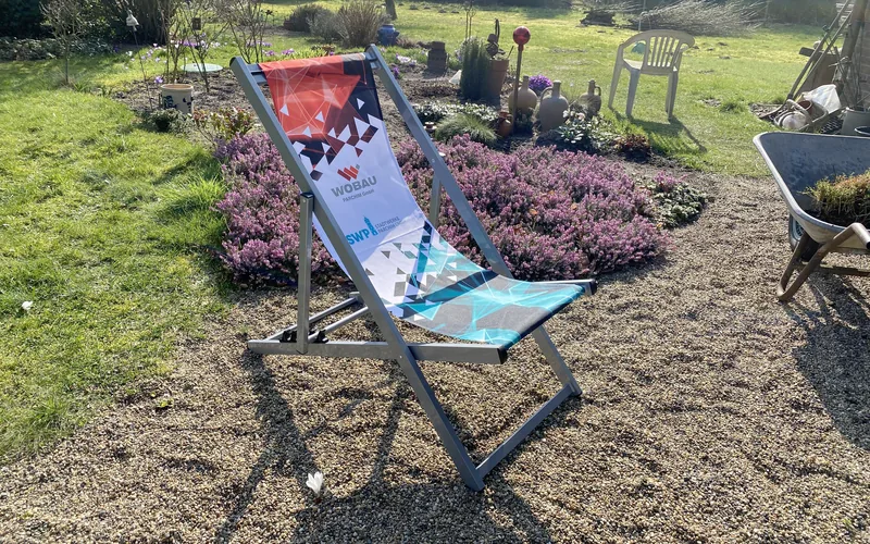 Bedruckter Alu-Liegestuhl Engineer im Garten