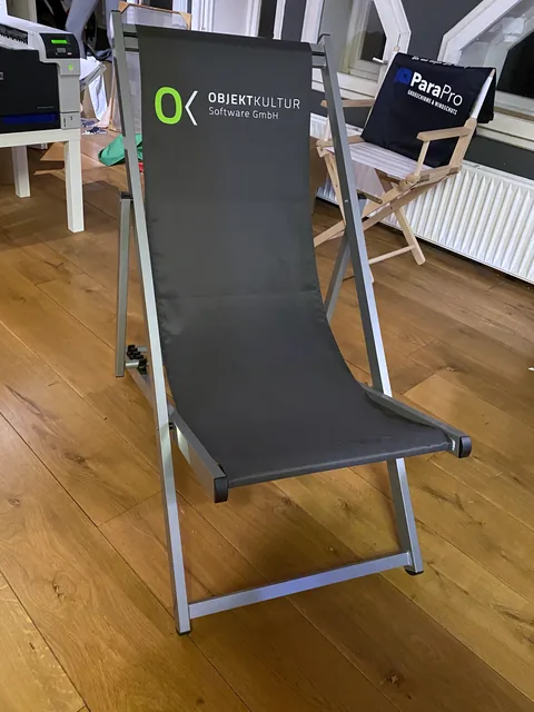 Alu-Liegestuhl Engineer mit schwarzem Bezug und individuellem Logo