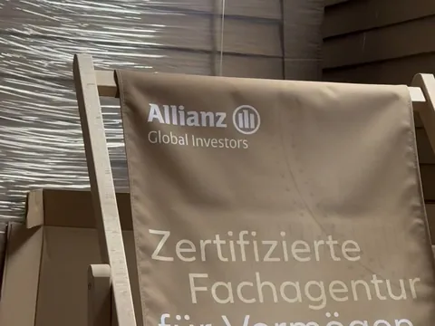 Individuell bedruckter Liegestuhl vor einzeln verpackten Geschenkstühlen