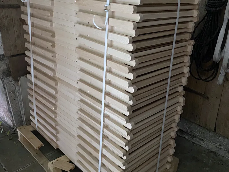 Viele vorbereitete Liegestuhlrahmen für eine größere Produktion