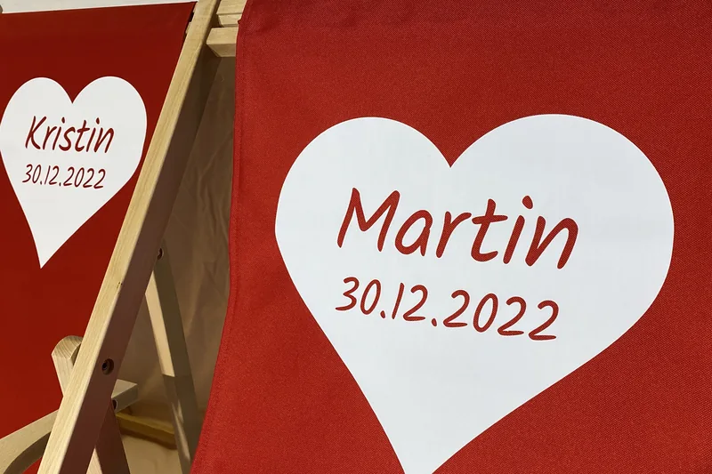Detail eines Hochzeitsliegestuhls mit Name und Hochzeitsdatum