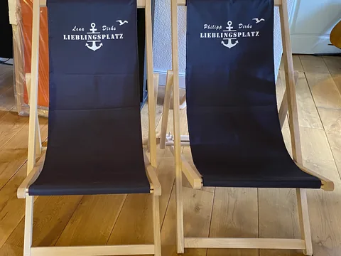 Dunkelblaue personalisierte Liegestühle für ein Hochzeitspaar