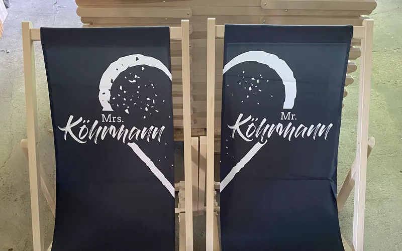 Passende Liegestühle für ein Hochzeitspaar individuell bedruckt
