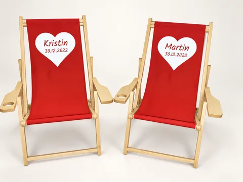 Rote Hochzeitsliegestühle mit Namen und Datum bedruckt