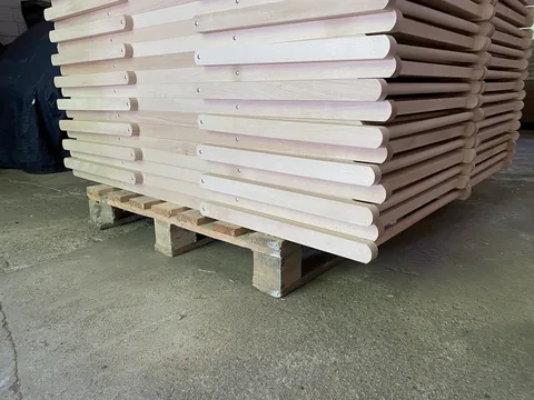 Holzrahmen für Liegestühle auf Palette