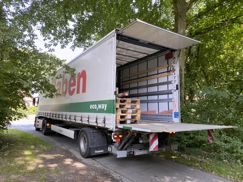Paletten werden für den Versand verladen