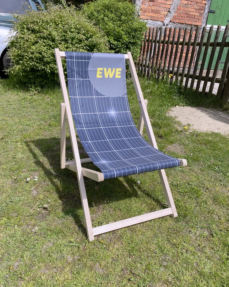 Bedruckter Liegestuhl Skipper im Garten